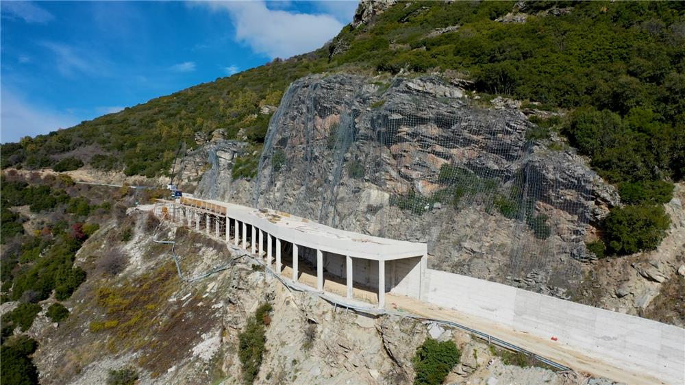 Σκέπαστρο για προστασία από καταπτώσεις βράχων κατασκευάζει η Περιφέρεια Θεσσαλίας στο δρόμο Ροδιάς - Συκαμινέας