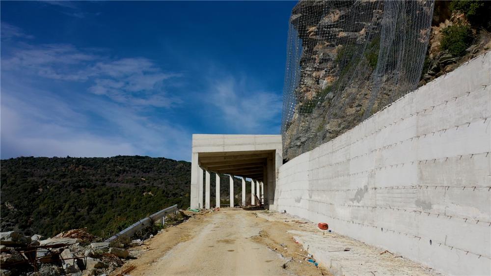 Σκέπαστρο για προστασία από καταπτώσεις βράχων κατασκευάζει η Περιφέρεια Θεσσαλίας στο δρόμο Ροδιάς - Συκαμινέας