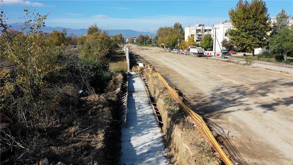 Με ηχοπετάσματα και χωματουργικά στην κύρια αρτηρία συνεχίζονται από την Περιφέρεια Θεσσαλίας οι εργασίες κατασκευής της Παράκαμψης Καρδίτσας