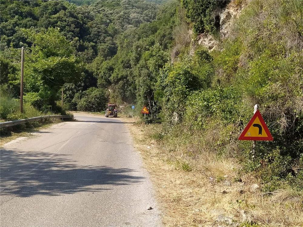 Ενισχύεται η οδική ασφάλεια στο δίκτυο αρμοδιότητας της Περιφέρειας Θεσσαλίας με νέα στηθαία, πινακίδες, διαγράμμιση και κοπή χόρτων  και οδοφωτισμό  Led