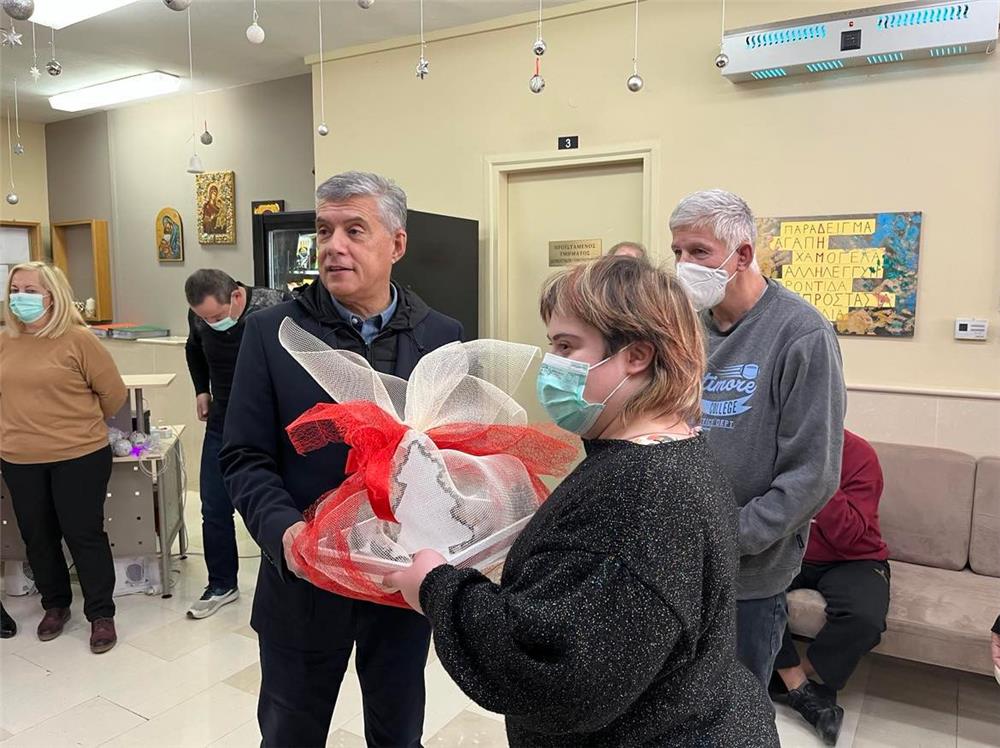 Δώρα στη δομή του «Αριστέα» από τον Περιφερειάρχη Θεσσαλίας Κώστα Αγοραστό