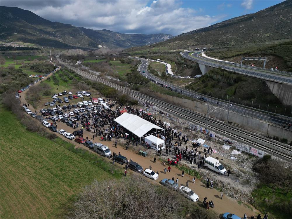 Ράγισαν καρδιές στο μνημόσυνο για τα θύματα της σιδηροδρομικής τραγωδίας των Τεμπών