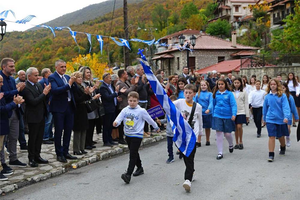 Στο Ανθηρό Καρδίτσας για την παρέλαση των δύο μαθητών ο Περιφερειάρχης Δημήτρης Κουρέτας