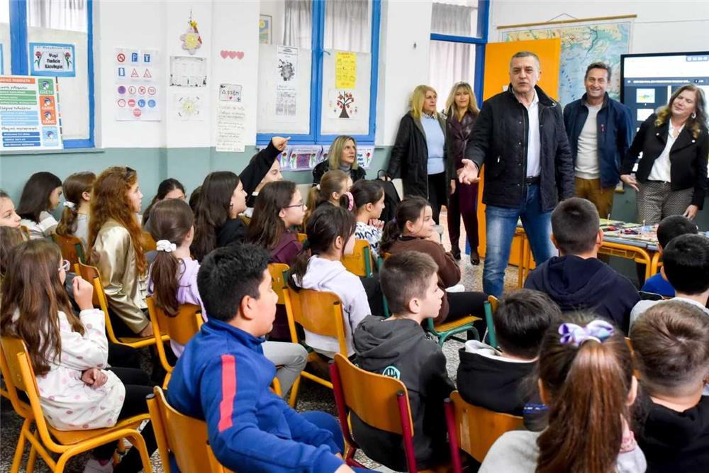 Ο Δημήτρης Κουρέτας στο 7ο Δημοτικό Σχολείο Τρικάλων στο πλαίσιο του προγράμματος «Ποδηλατώντας ΑΣΦΑΛΩΣ με το ΕΣΠΑ»