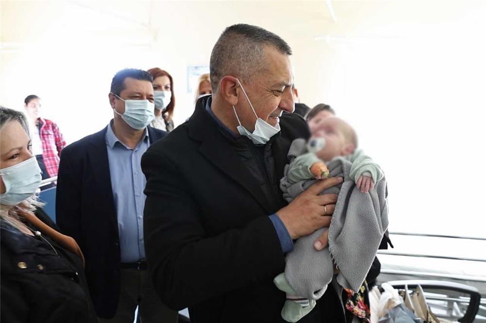 Επίσκεψη Δημήτρη Κουρέτα  στα παιδιά που νοσηλεύονται στην Παιδιατρική Κλινική του Πανεπιστημιακού Νοσοκομείου ενόψει Χριστουγέννων