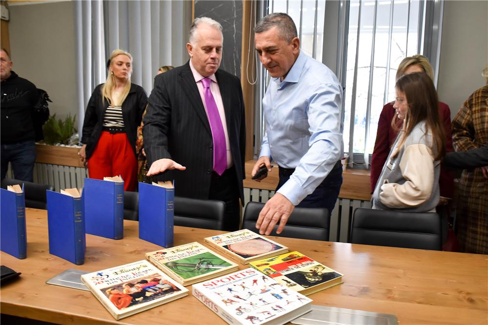 Στην Βιβλιοθήκη της Σκοπέλου η δωρεά βιβλίων Ε. Σούρλα από το Ρήγαιο Φαρσάλων - Εκδήλωση παρουσία του Δ.Κουρέτα