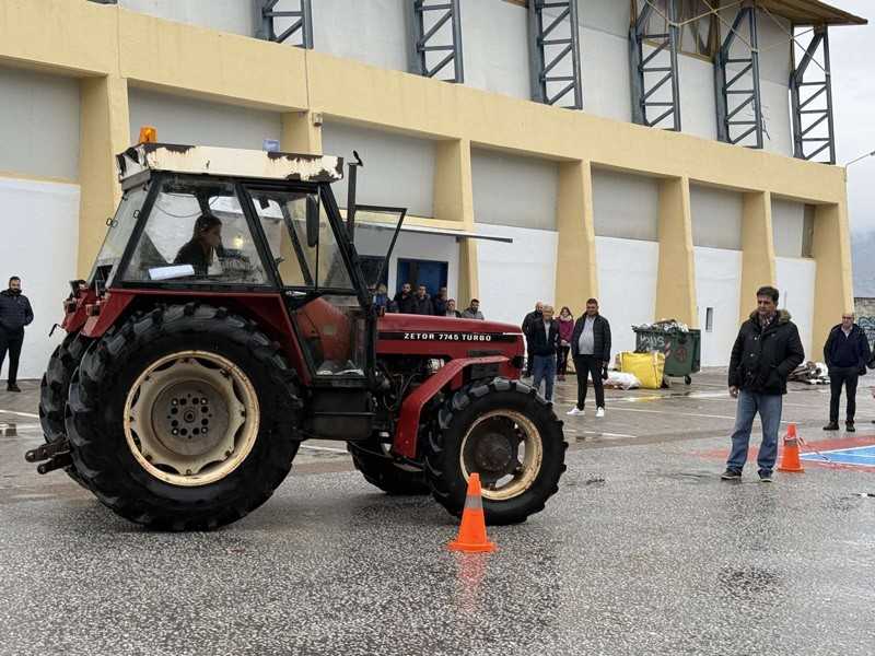 Μαζική συμμετοχή στις εξετάσεις έκδοσης αδειών οδήγησης και χειρισμού αγροτικών μηχανημάτων