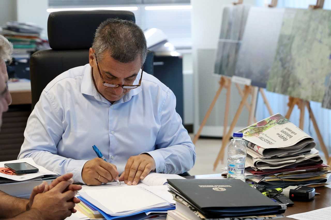 Υπογράφηκε η σύμβαση για την ολοκλήρωση της Παράκαμψης Συκεώνας: Στα 9,19 εκατ. ευρώ η νέα σύμβαση – Σε 18 μήνες η ολοκλήρωση του έργου που συνδέει αποτελεσματικότερα τη Λάρισα και την Καρδίτσα με τον Ε65