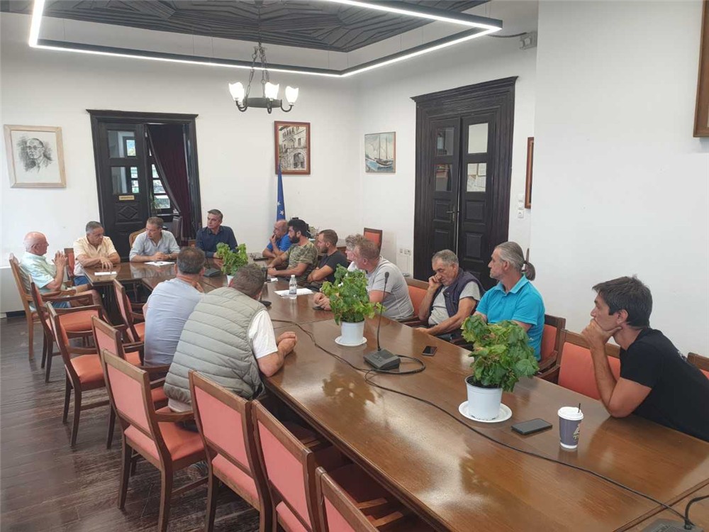 Αυτοψία κλιμακίου της Περιφέρειας Θεσσαλίας στη Μαγνησία  για τις ζημιές από το ηλιόκαυμα στις καλλιέργειες μήλων